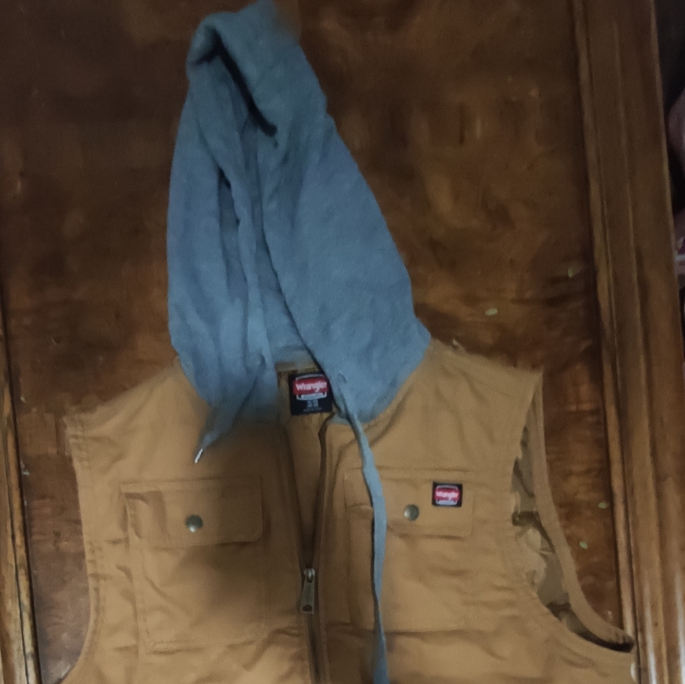 Wrangler Workwear Men's Flex Work Vest with Comfort Fleece Hood